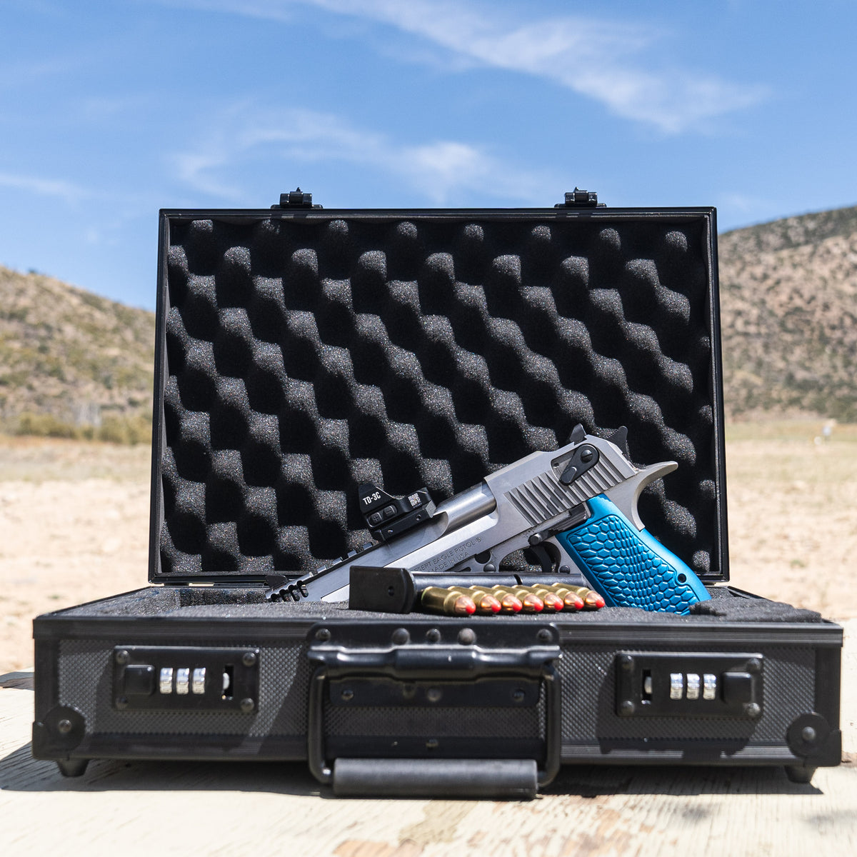 A TD-3C red dot sight mounted atop a Desert Eagle