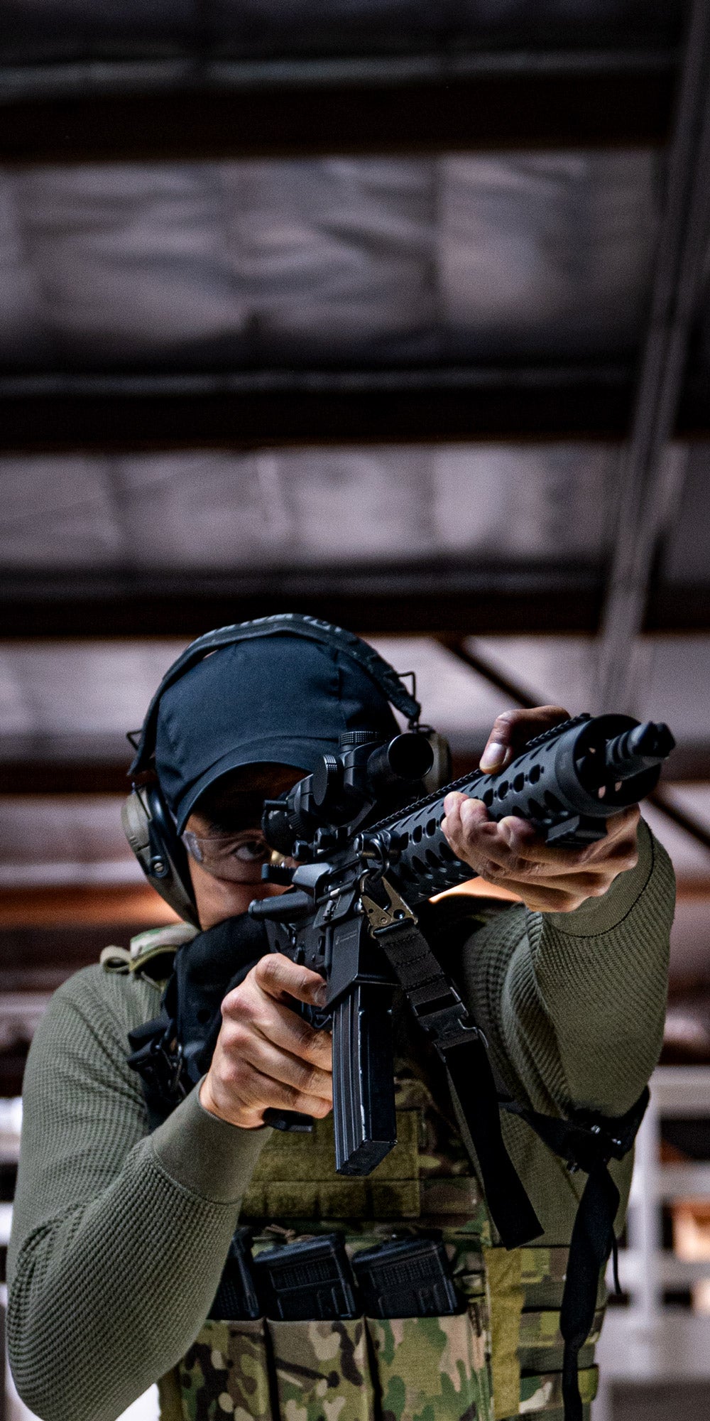 CMR8 1-8 Gen ii mounted atop an AR15 in an indoor course